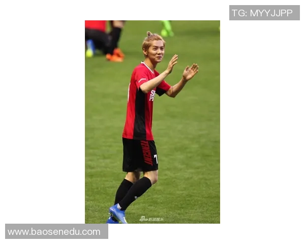 足球明星扎辫子的时尚潮流与场上表现的完美结合